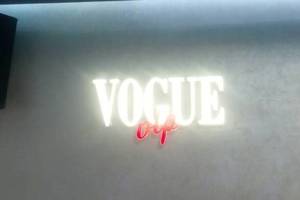 "Vogue cafe"